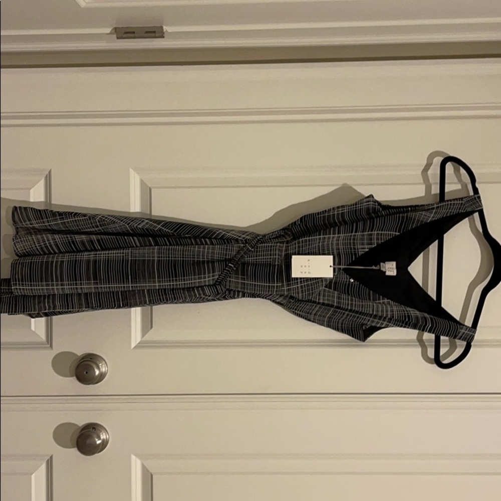 Sleeveless and V-neck black dress with white lines